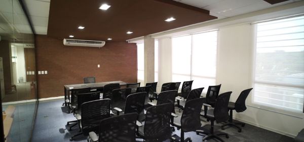 Auditório do Foccus Workplace preparado com cadeiras enfileiradas para até 40 pessoas.