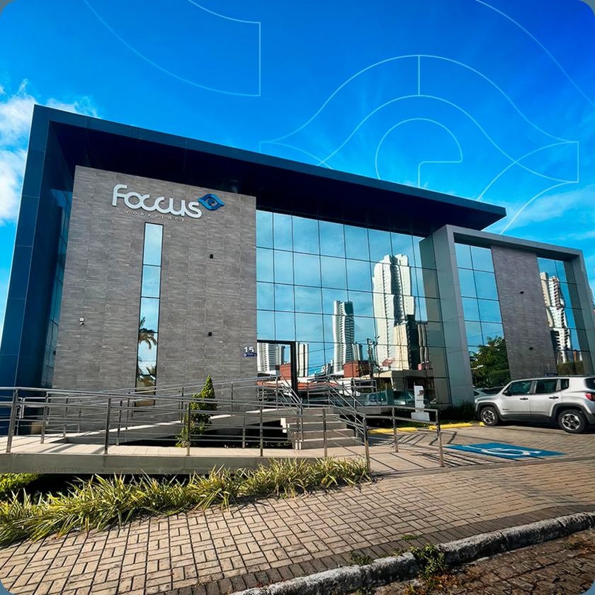 Fachada do Foccus Workplace em João Pessoa: prédio corporativo de vidro e pedra com o letreiro Foccus na entrada.